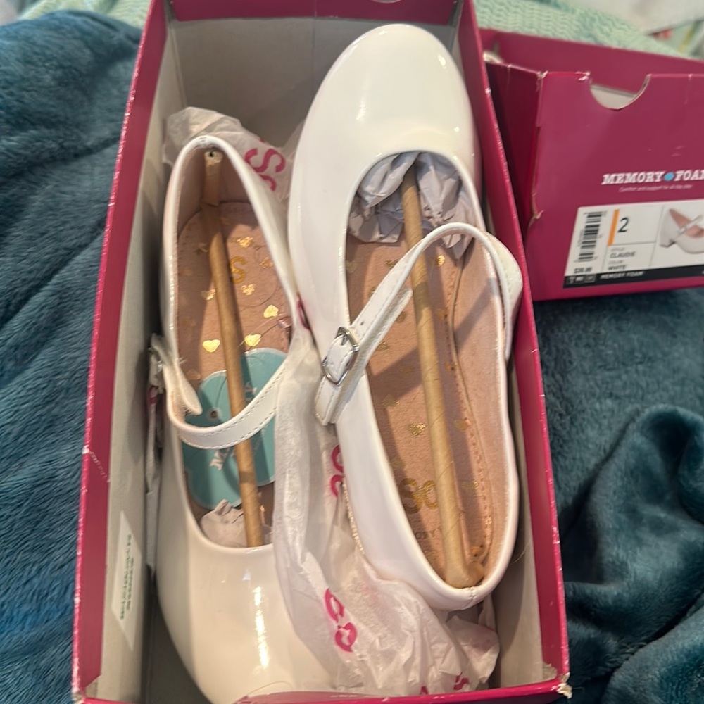Girls Dress shoes White Patent leather sparkly heal Size 3 Brand New